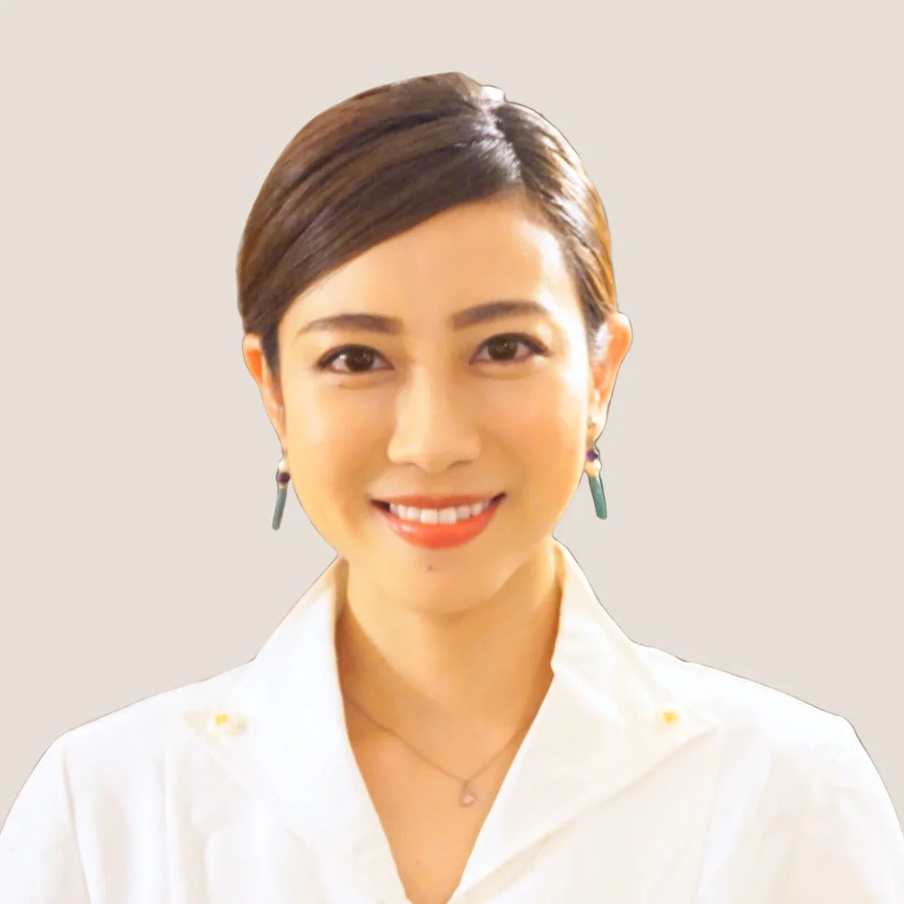 白いシャツを着て笑顔を見せるアジア人女性のポートレート