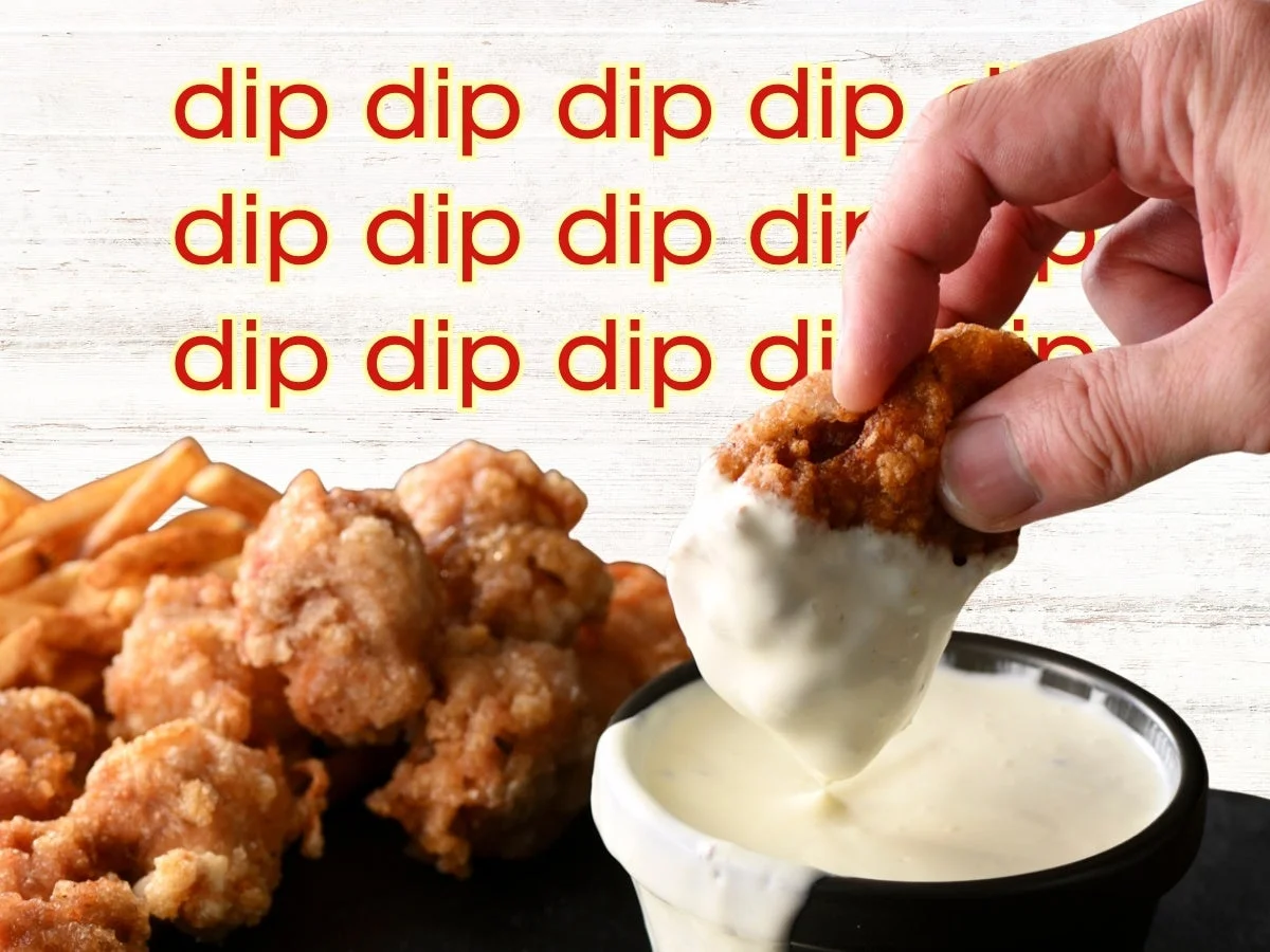 フライドチキンをディップする様子
