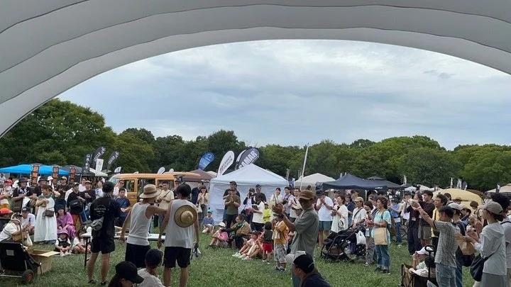 多くの人々が集まる野外イベント