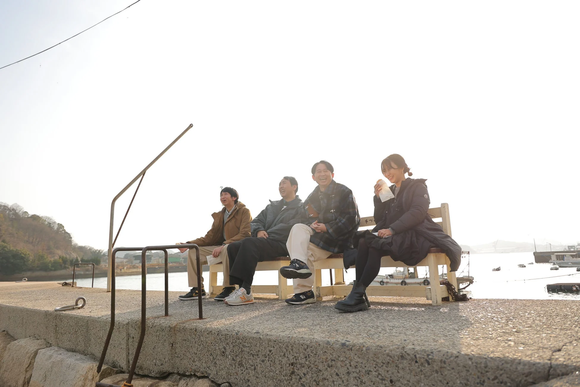 桟橋で談笑する4人