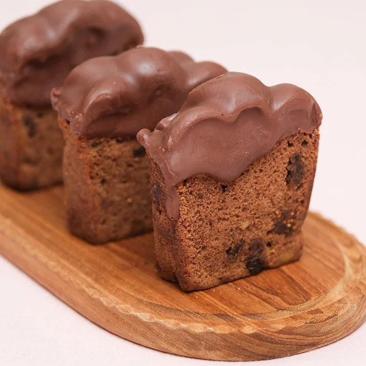 チョコレートがたっぷりかかったドライフルーツ入りの焼き菓子