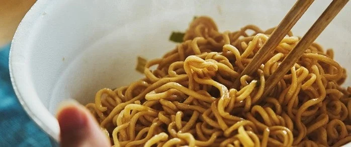 インスタントラーメン、麺、箸、食事、カップ麺、食べ物、手、クローズアップ