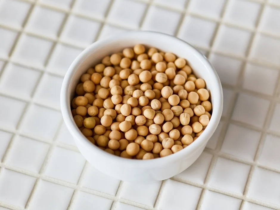 白いボウルに入った大豆