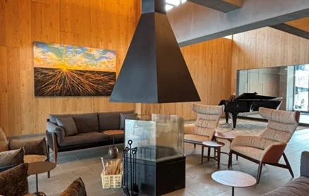 木製の壁が特徴的なモダンで広々としたラウンジ