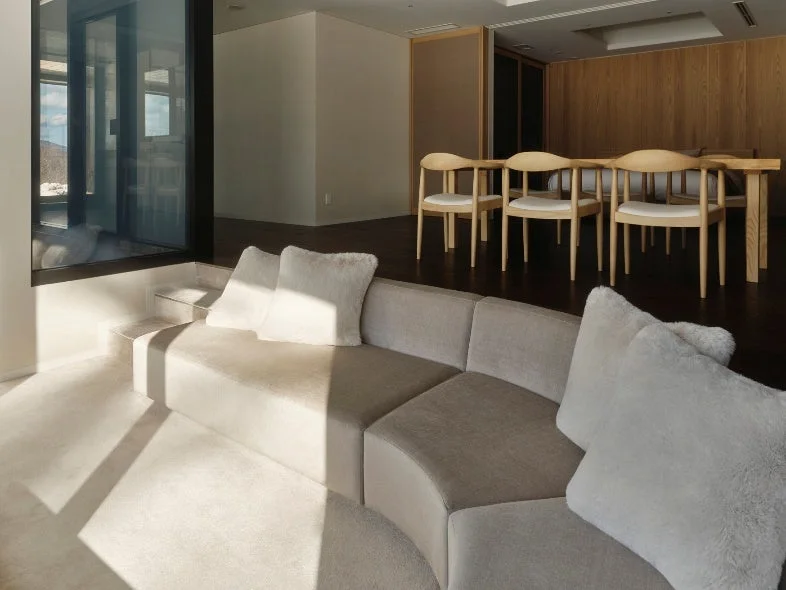 自然光が差し込むモダンでミニマリストなリビングとダイニングスペース