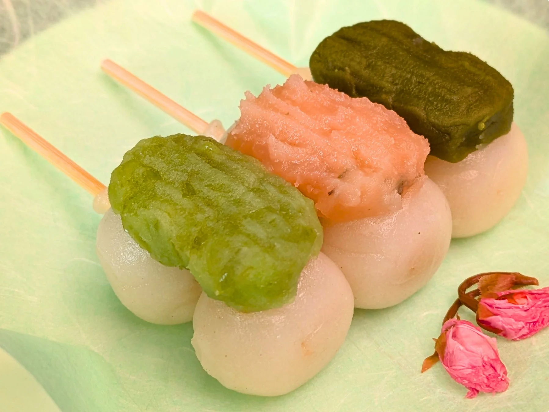 緑とピンクのあんこが乗った団子