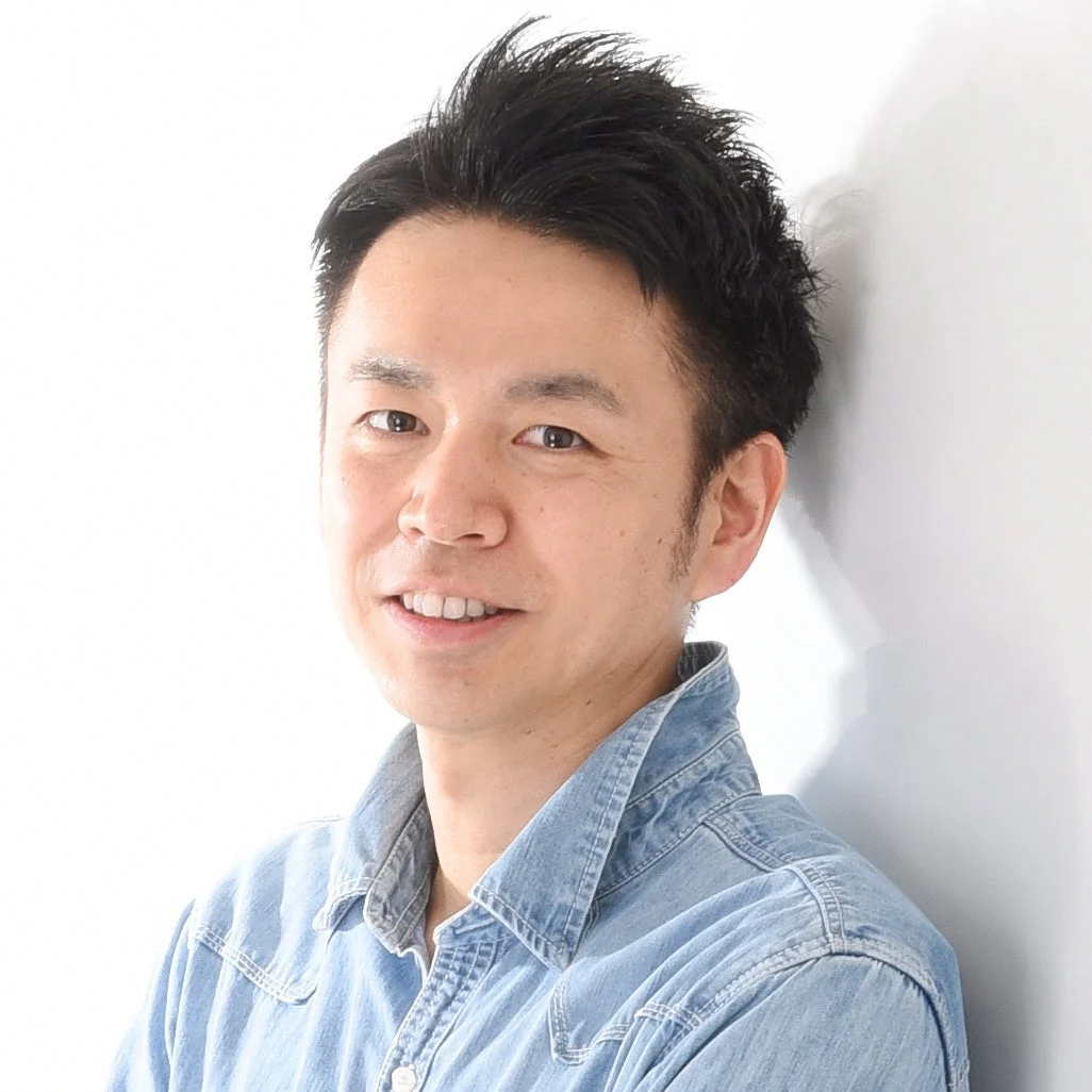 男性,日本人,笑顔,デニムシャツ,カジュアル,ポートレート,白背景,親しみやすい,短髪,ビジネス