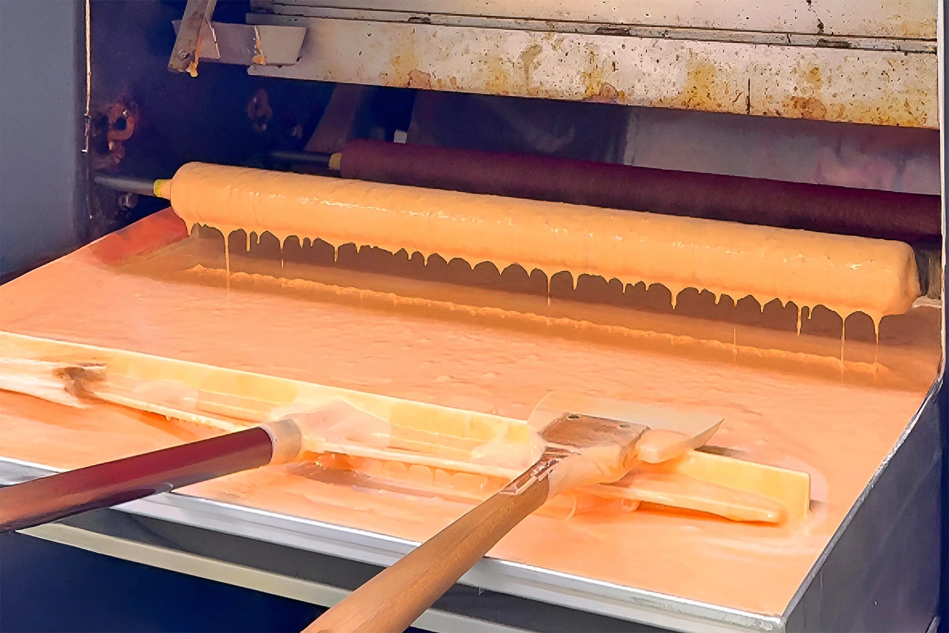 バウムクーヘンの生地を焼き付ける様子