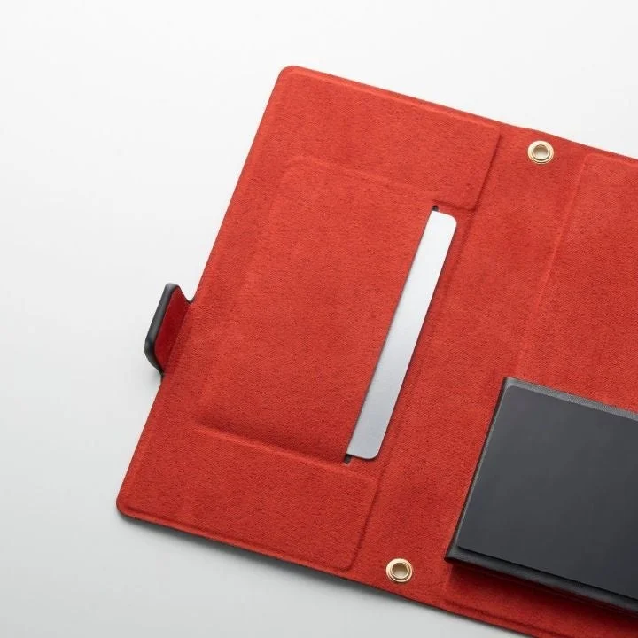 赤いフェルトのような素材のケースが写っており、内部には銀色のカードと黒い小物入れが収納されている様子