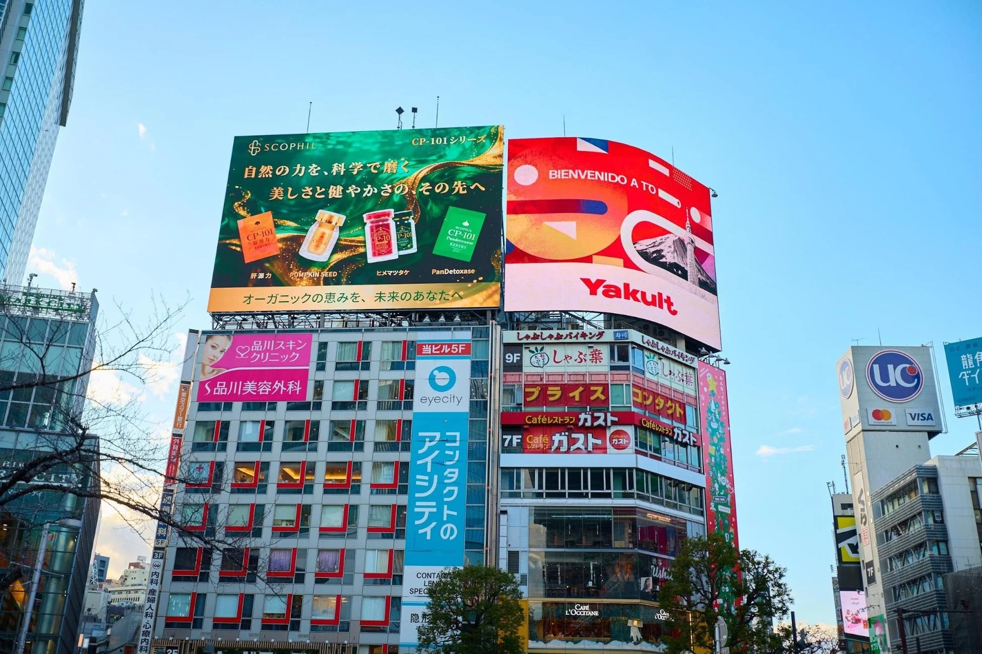 渋谷の街に掲出されたSCOPHILの広告