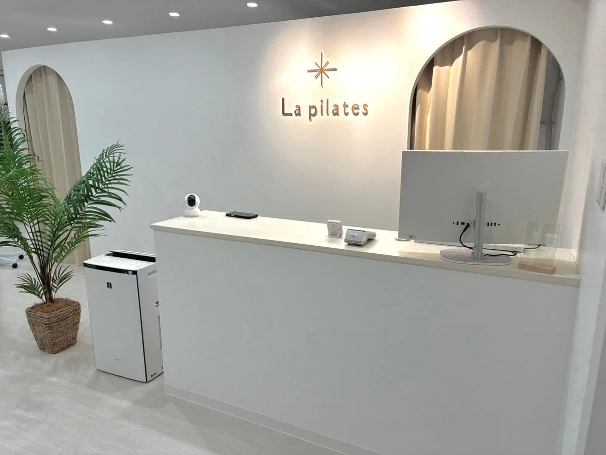 白を基調としたモダンで清潔感のあるピラティススタジオの受付エリア