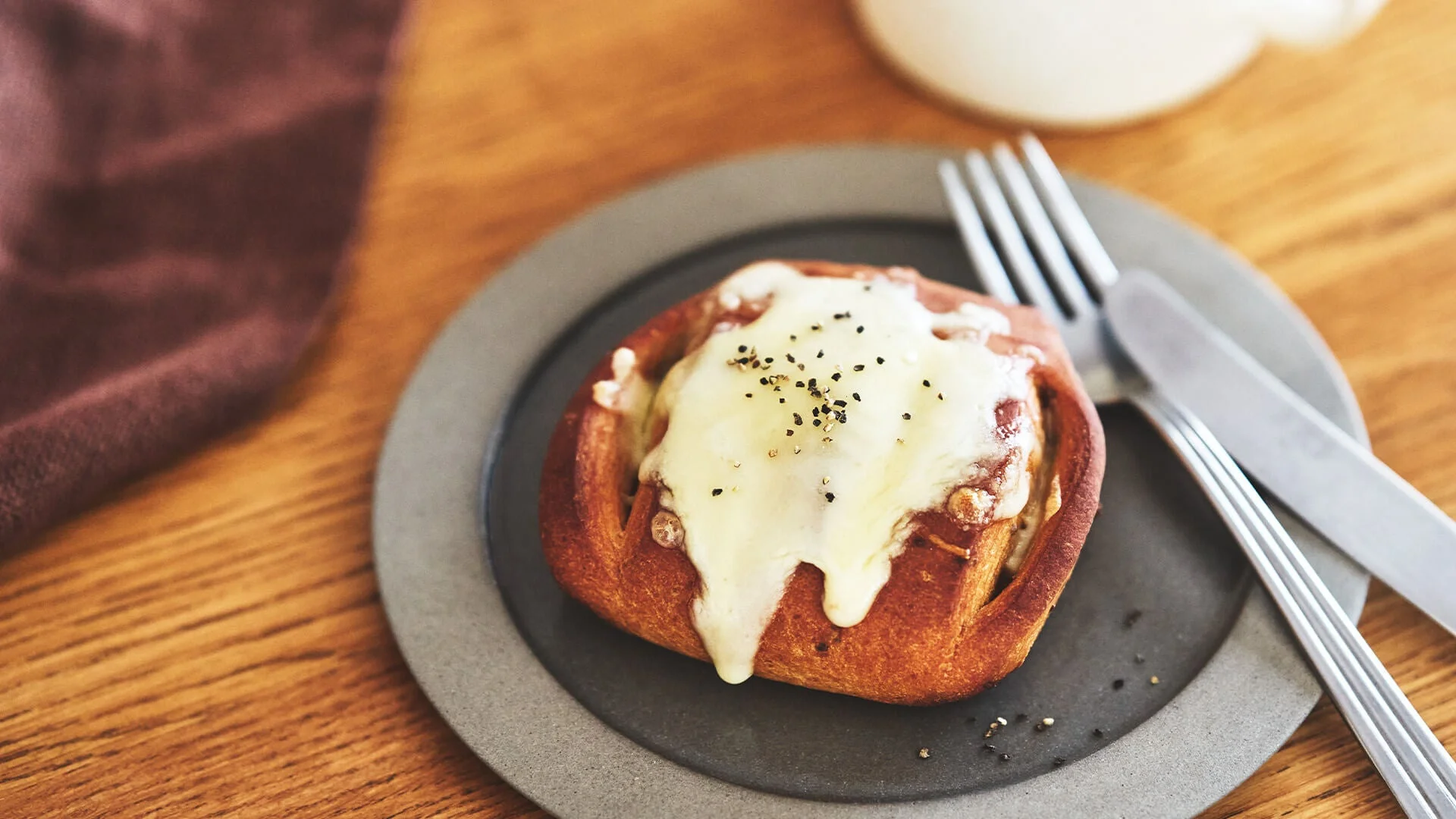 チーズとブラックペッパーの惣菜パン