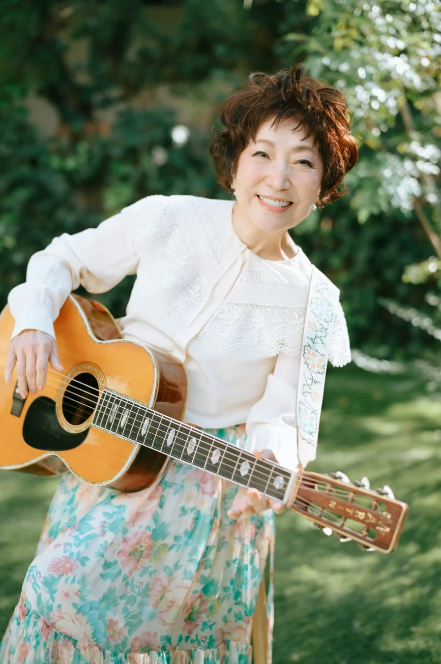 笑顔でギターを演奏する森山良子さん