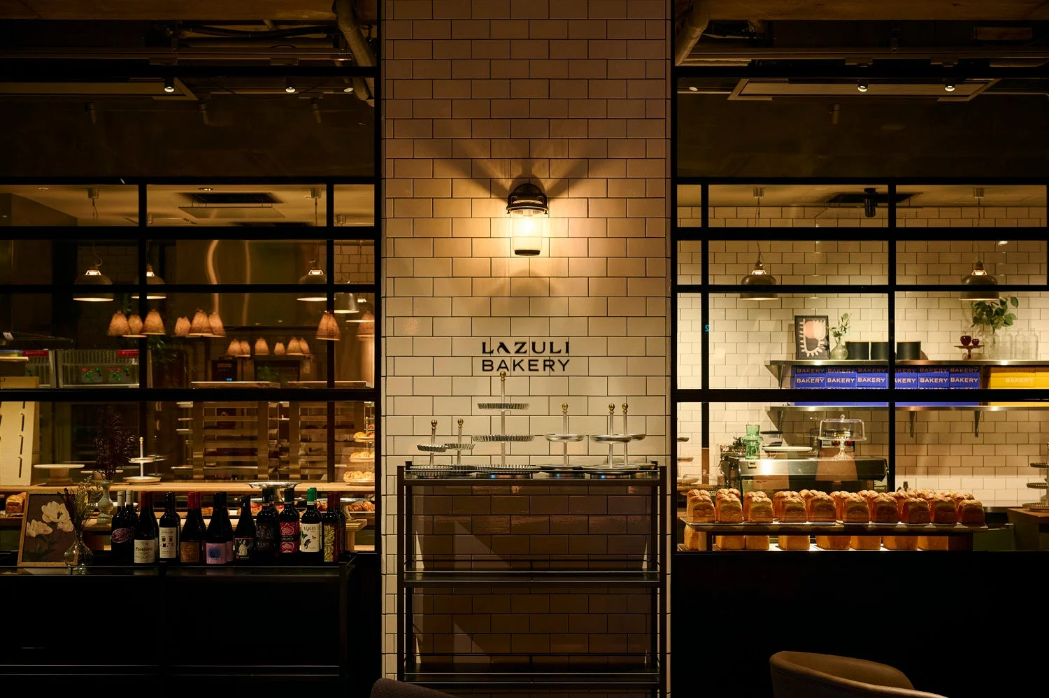 夜のベーカリー「LAZULI BAKERY」の店内
