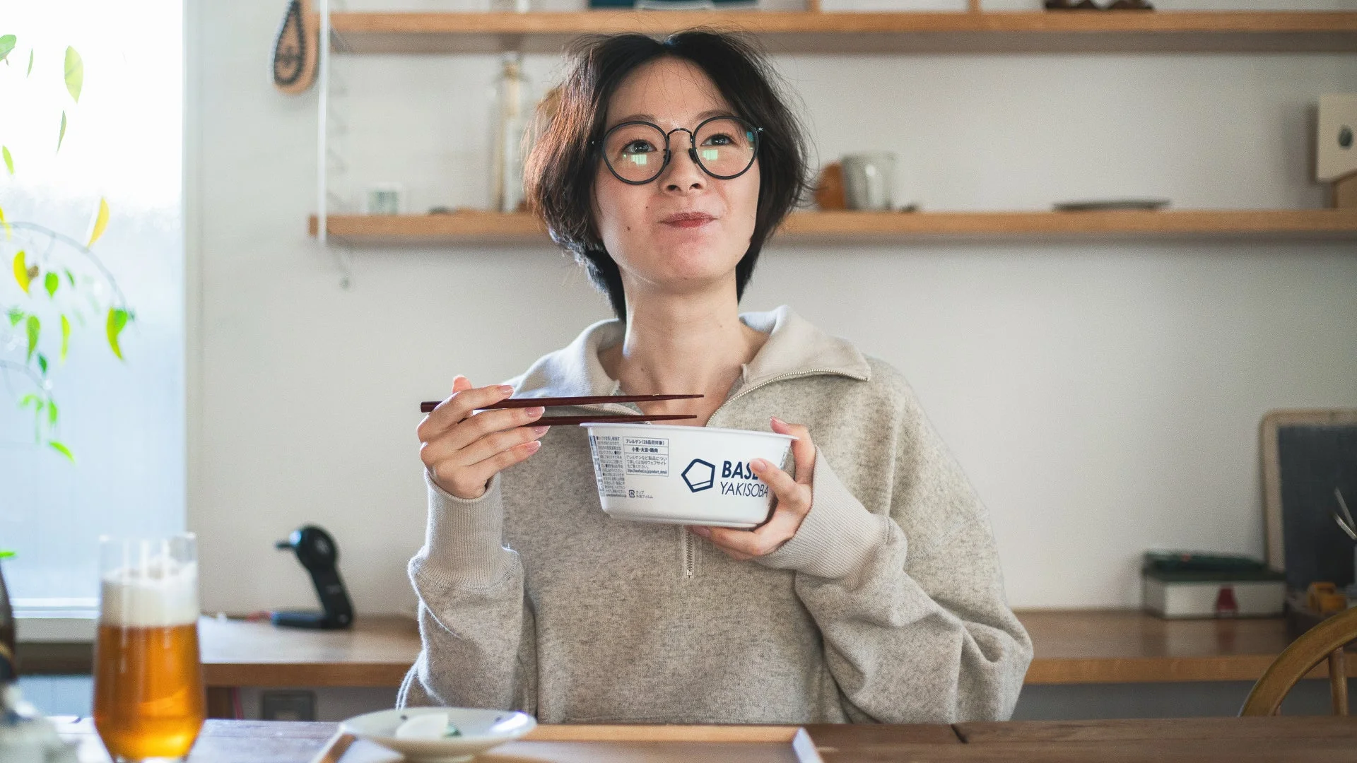 女性、食事、焼きそば、インスタント食品、箸、家、眼鏡、カジュアル、食品、和食、カップ麺、ビール、屋内