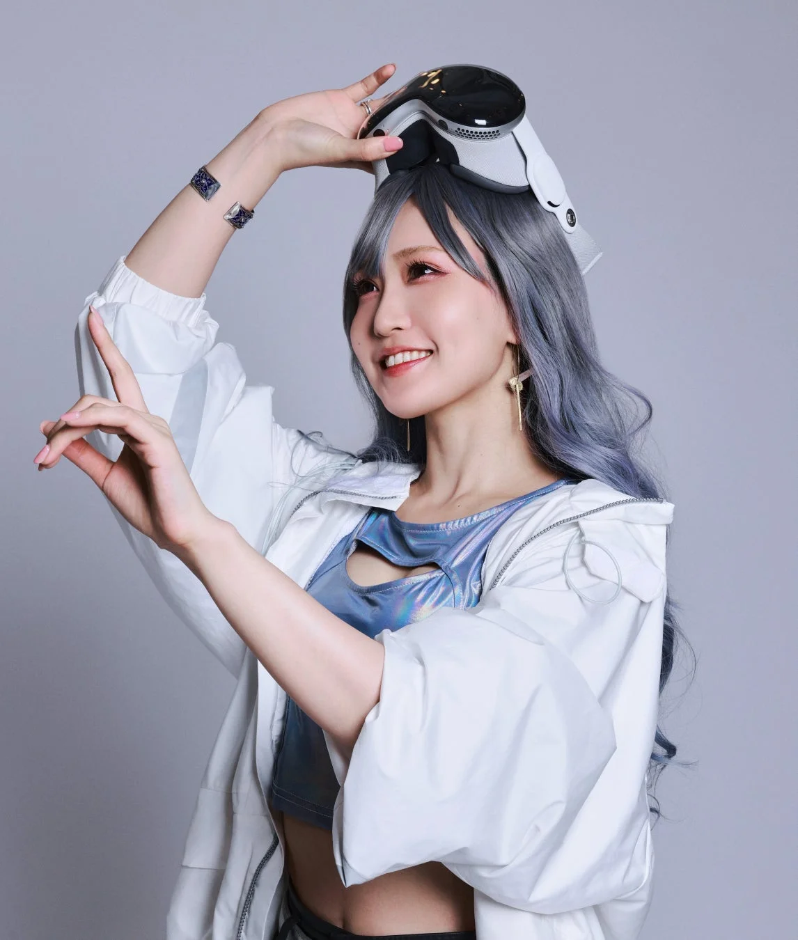 VRヘッドセットを頭に乗せた若い女性