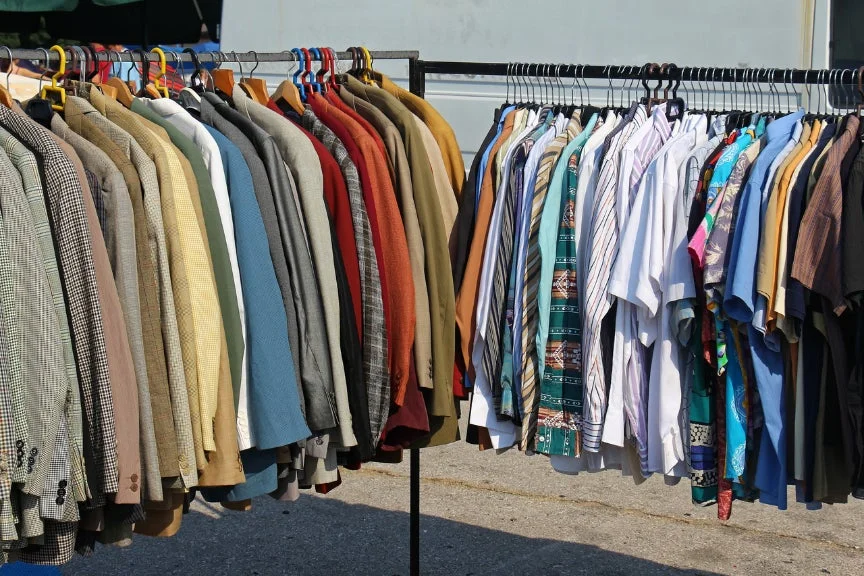 古着が並んだハンガーラック