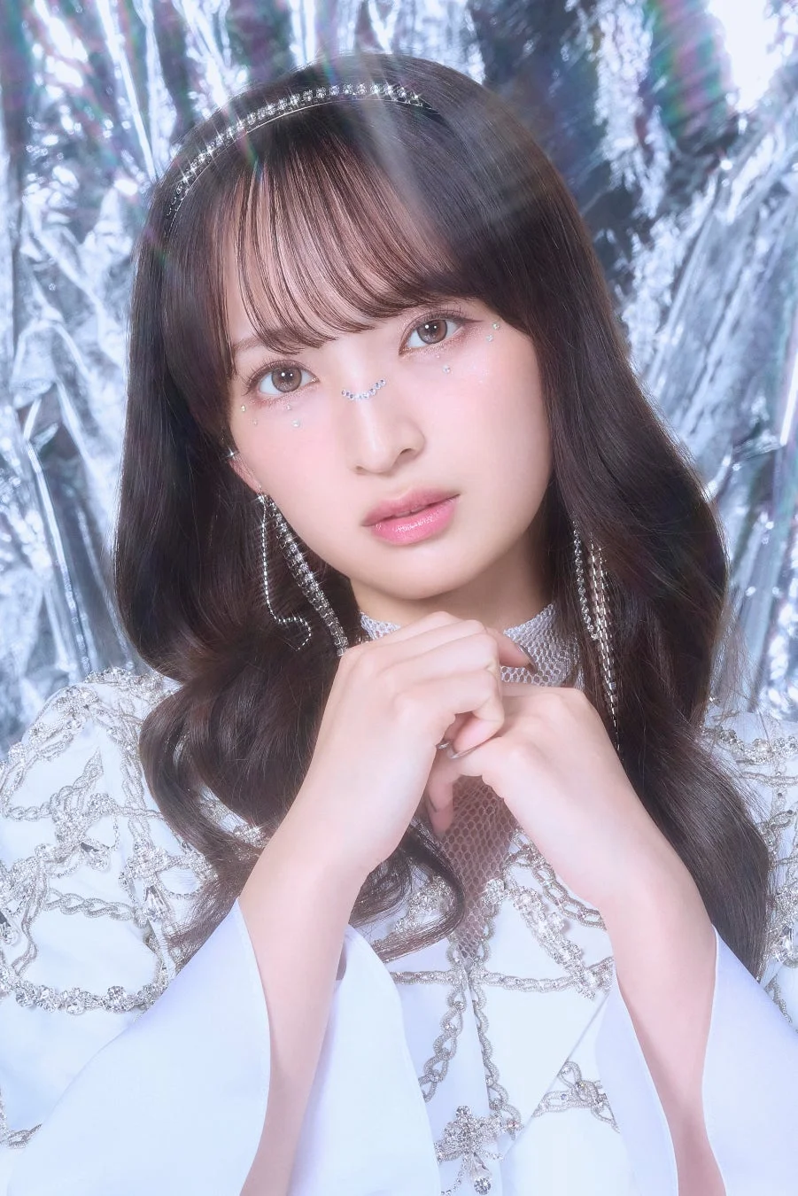 白い豪華な衣装を身につけた女性