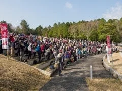 ウォーキングイベントを楽しむ大勢の人々