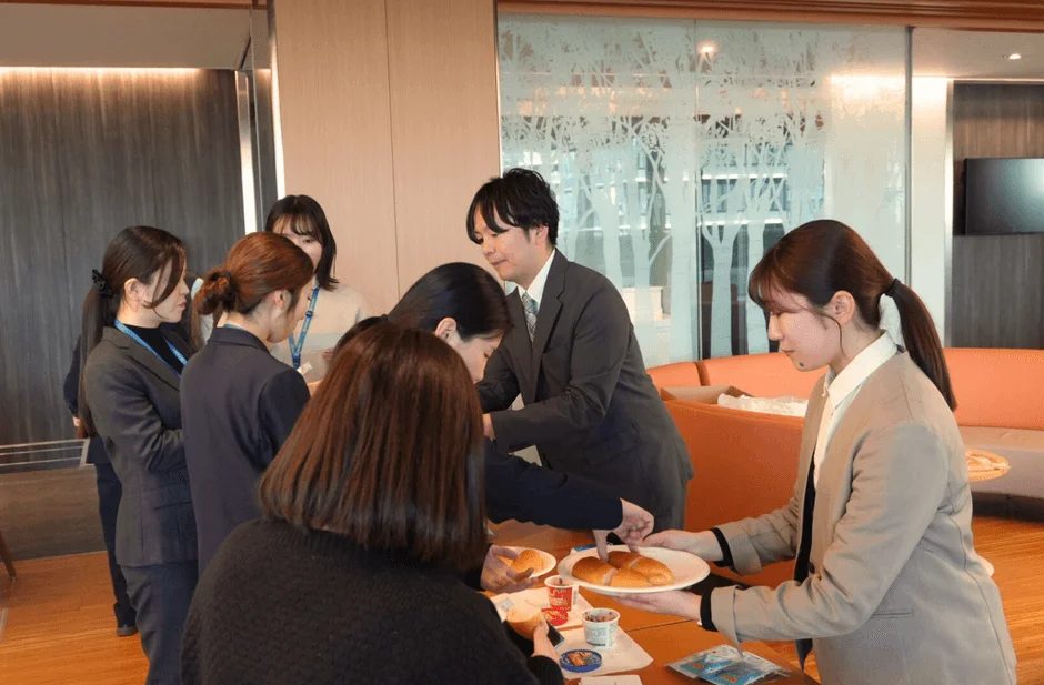 パンを分け合う人々