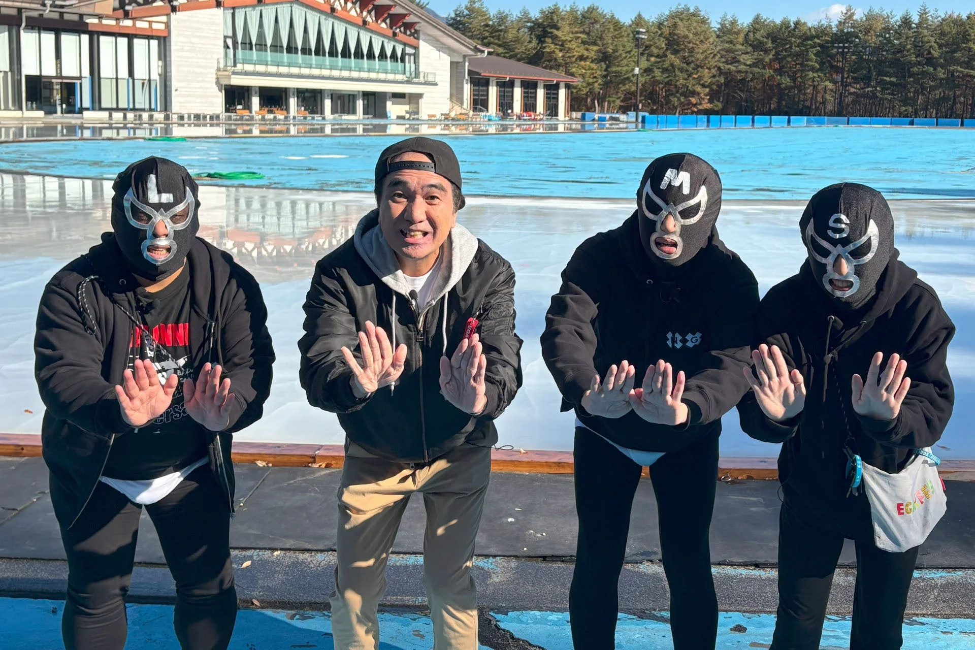 富士急ハイランド コニファーフォレストを視察する江頭2:50とブリーフ団1