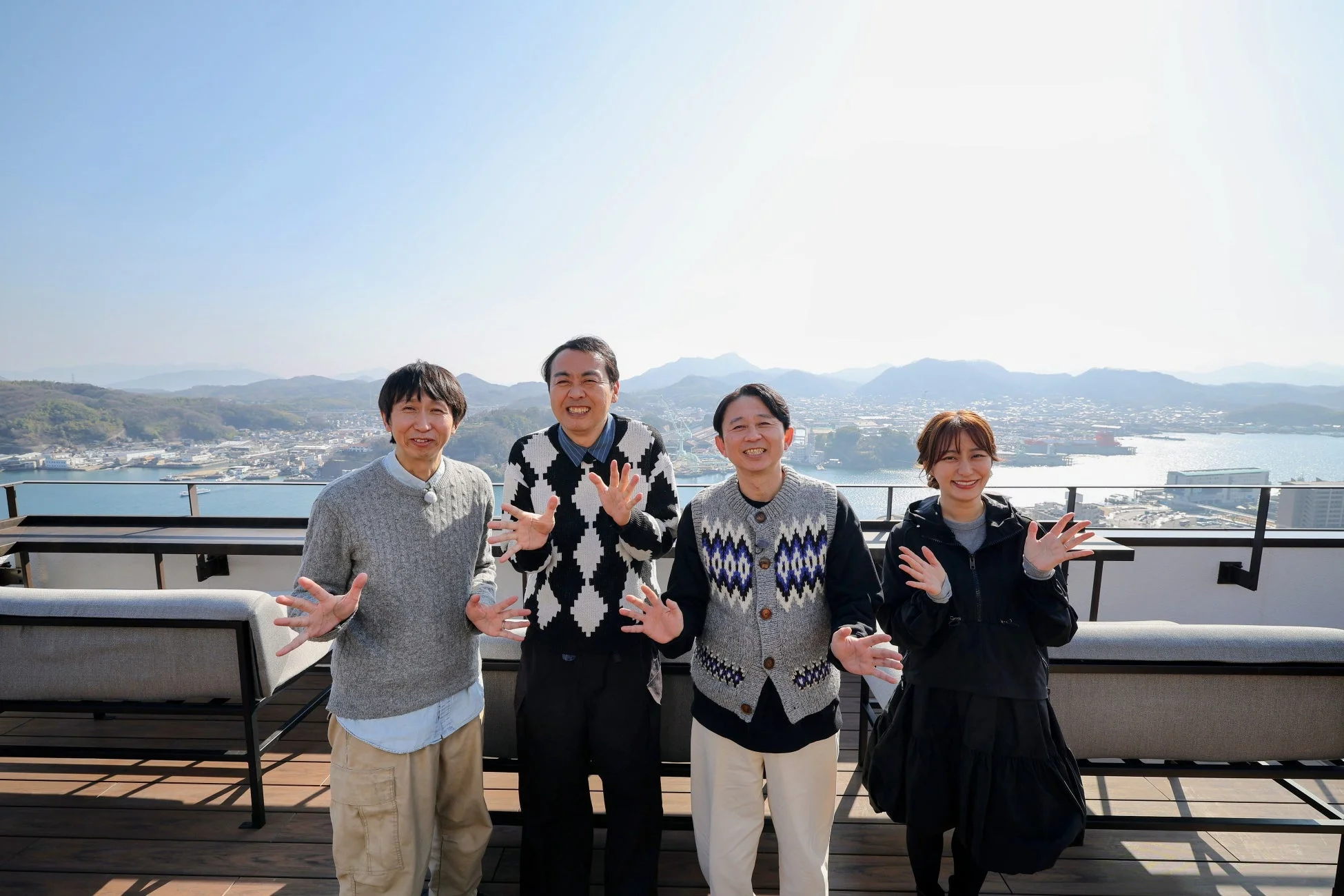 尾道の街並みを背景に笑顔の4人