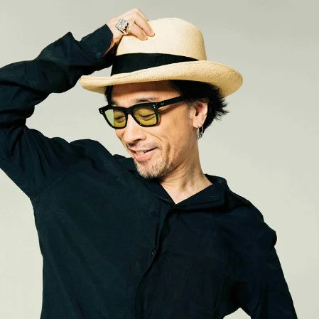 麦わら帽子と黄色のレンズのサングラスをかけた男性