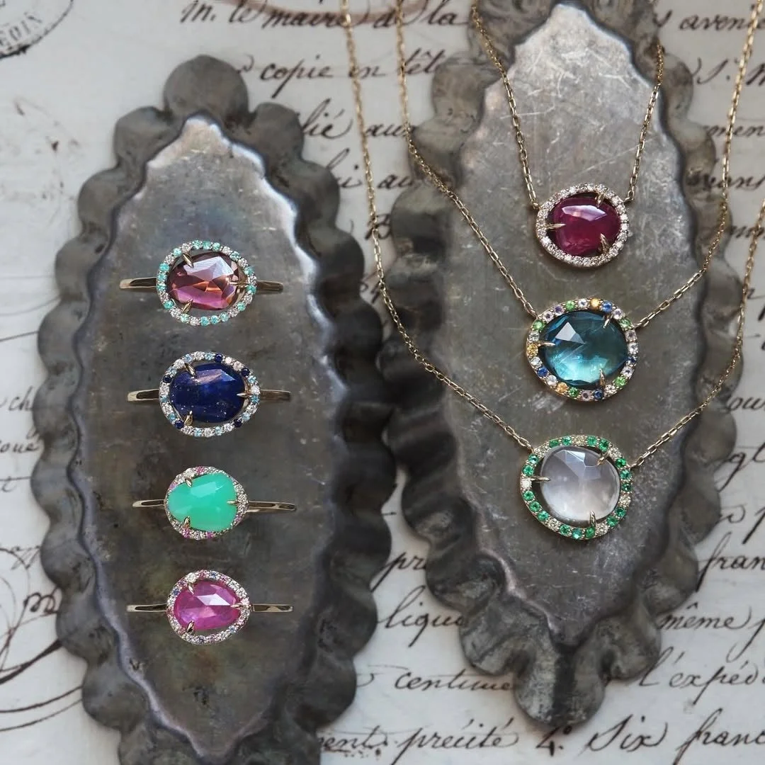 色とりどりの宝石が特徴のエレガントなリングとネックレス