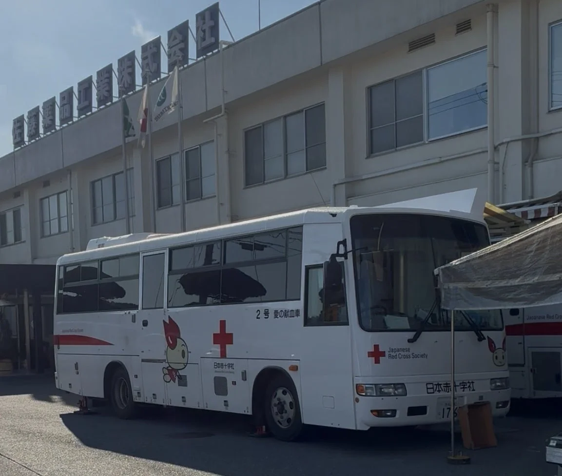 日本赤十字社の献血バスが停車している様子
