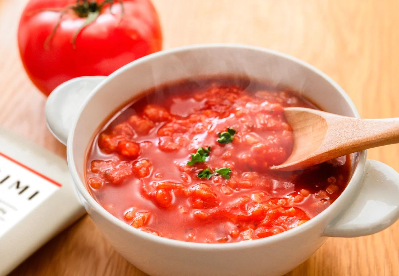 温かいトマトソース、スプーン