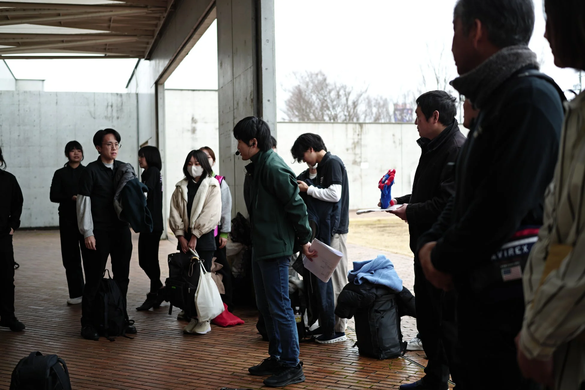 イベント準備中の若者のグループ