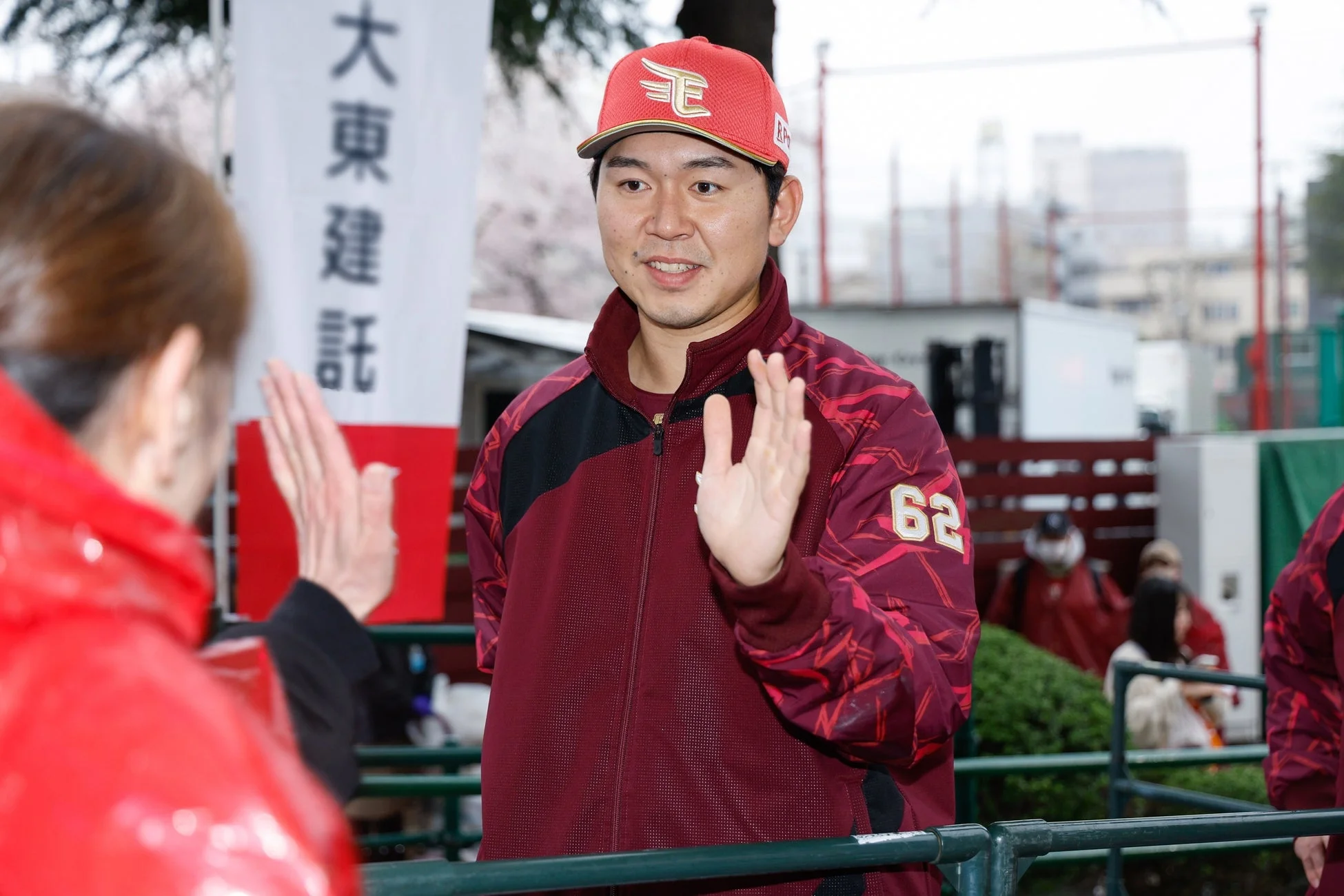 選手が手を振る様子