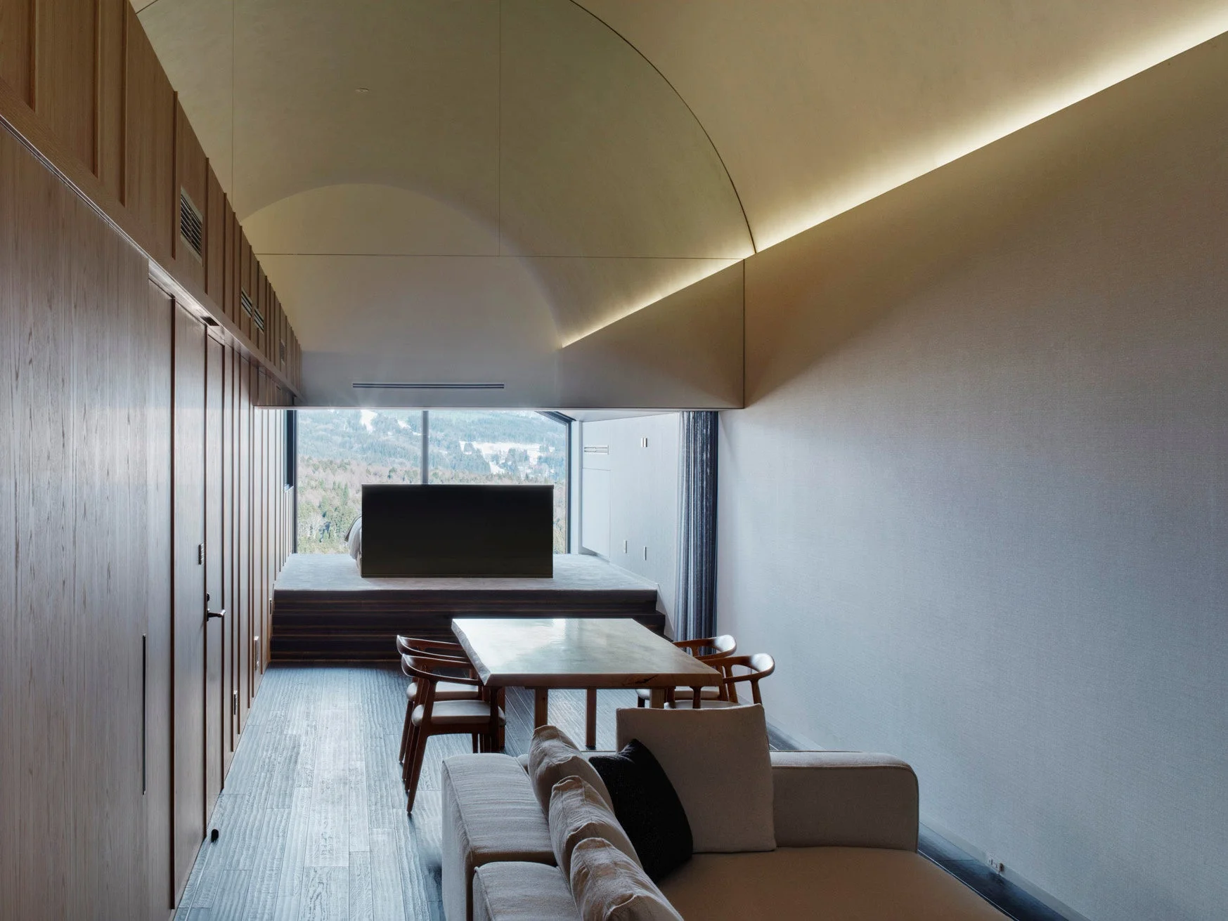 モダンで洗練されたリビングダイニングルーム