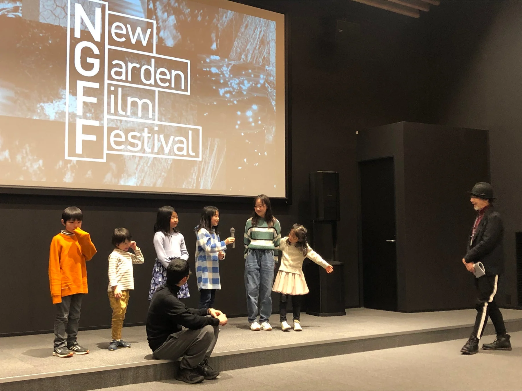 子供、ステージ、映画祭