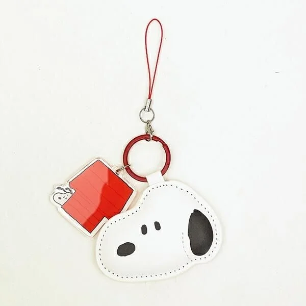 スヌーピーの顔と赤いドッグハウスのチャーム