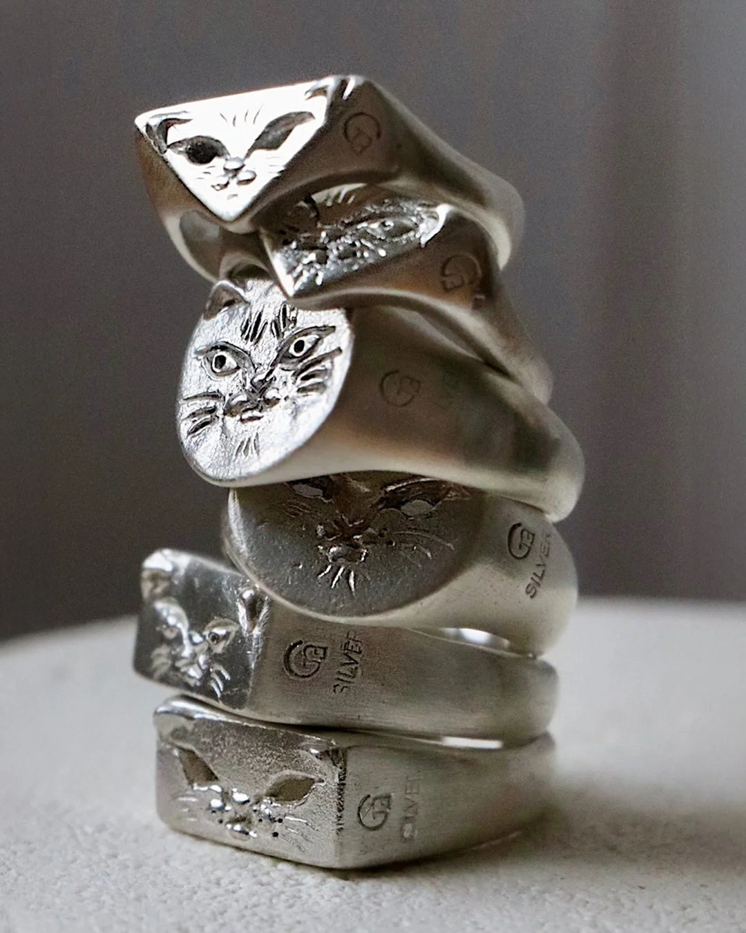 猫の顔がデザインされたシルバーリング