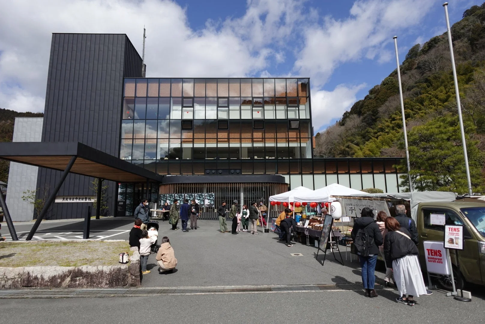 図書館と屋外イベント