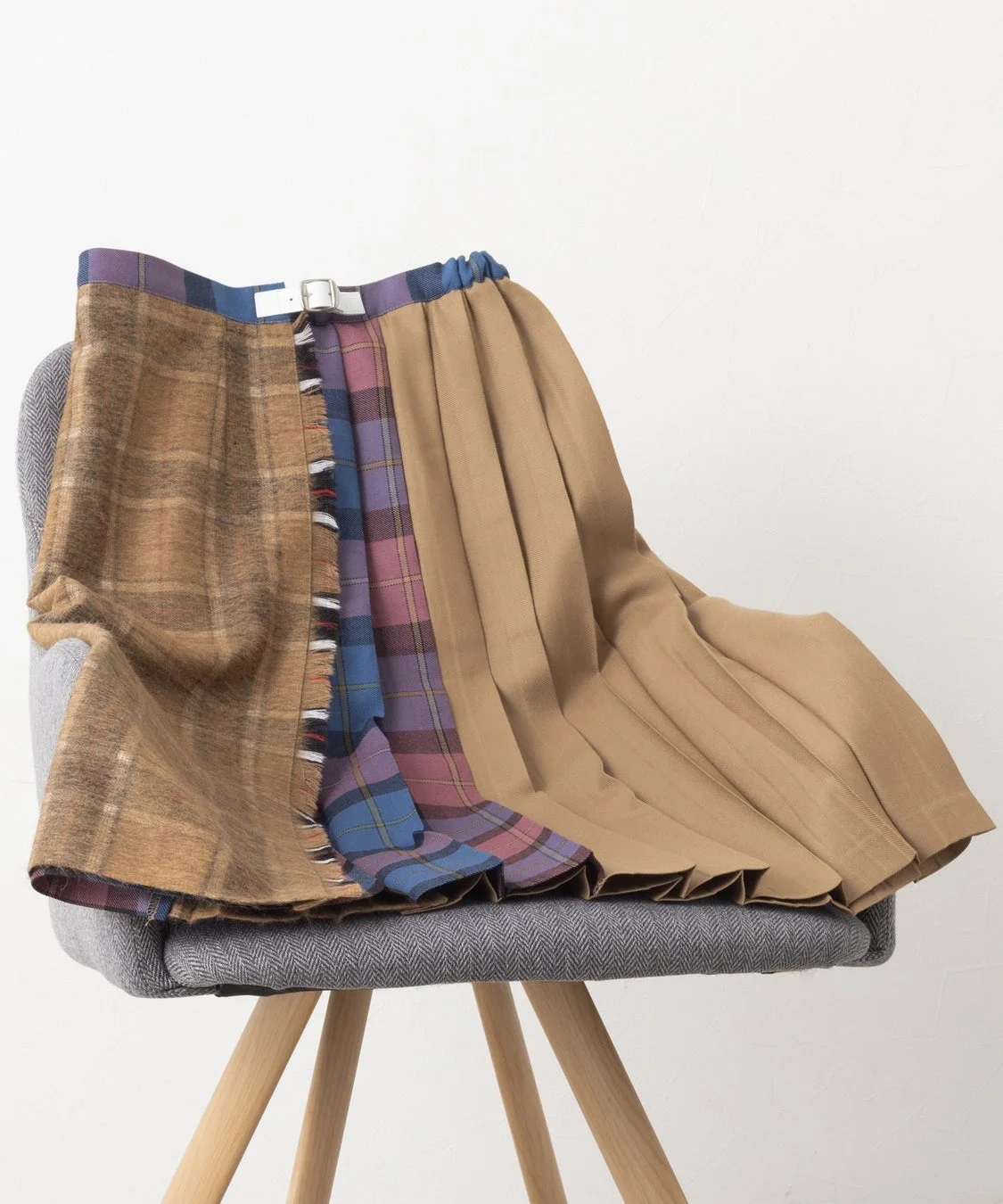 ベージュとチェック柄のアシンメトリースカート