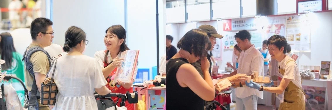 屋内イベント会場で人々が交流している様子