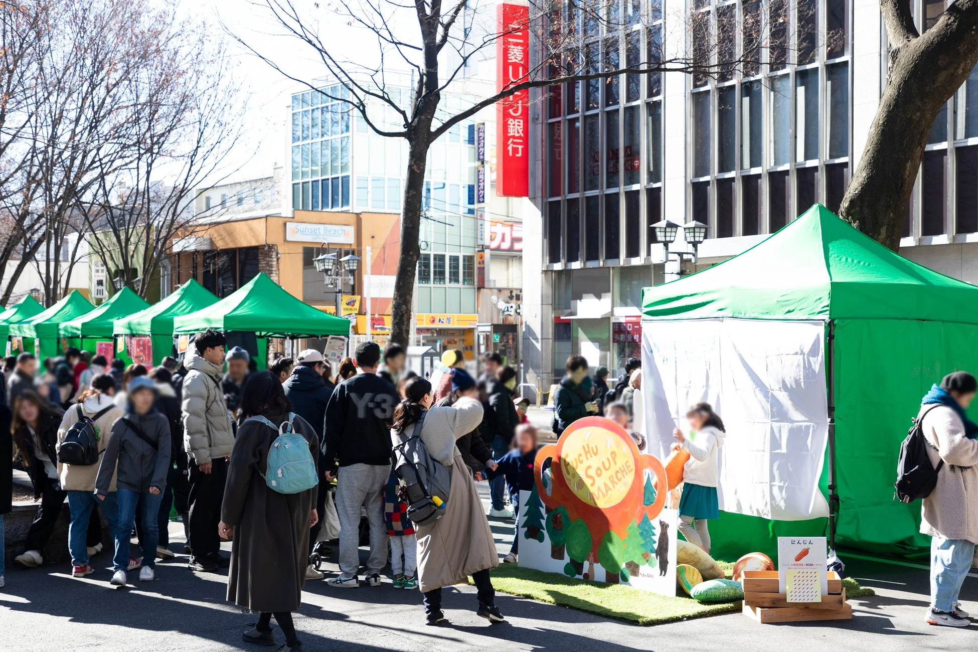 多くの人々で賑わう屋外マルシェの様子