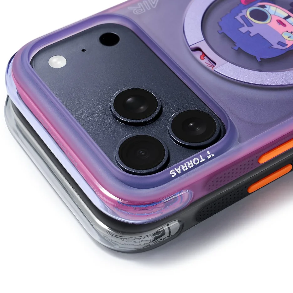 MagSafe対応のカラフルなスマホケースを装着したスマートフォンの背面