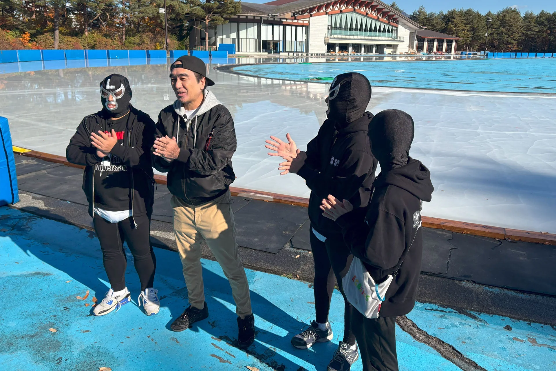 富士急ハイランド コニファーフォレストを視察する江頭2:50とブリーフ団2