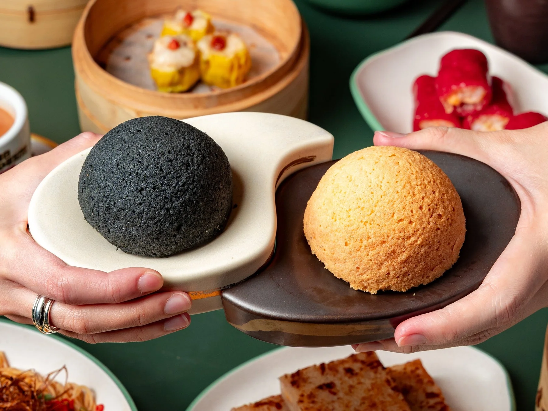 黒トリュフチキンバオとベイクドチャーシューバオ