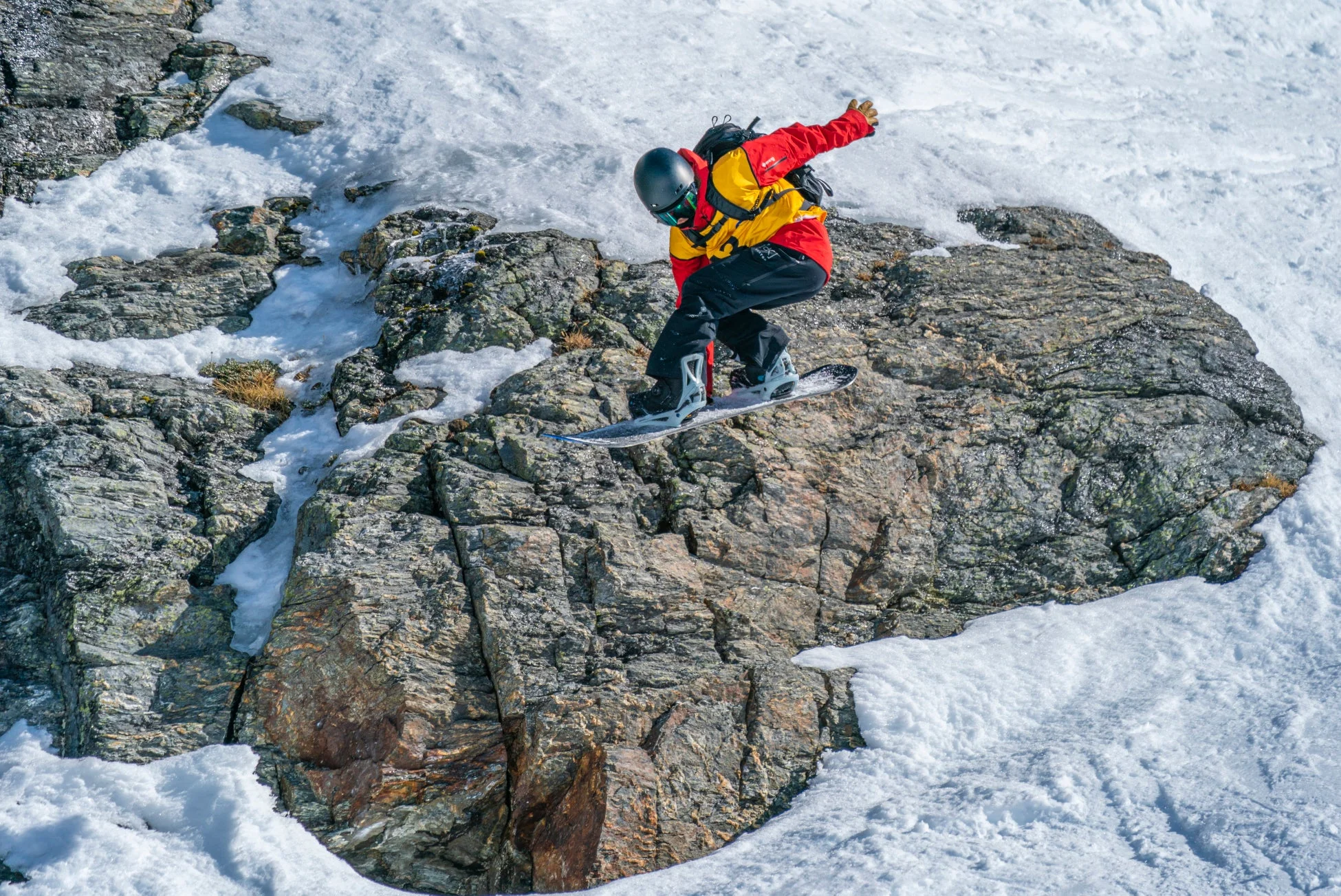 雪山でジャンプする竹内悠貴選手