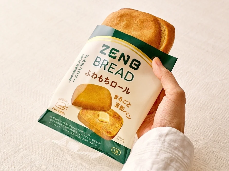 ZENB BREAD ふわもちロールのパッケージを手に持つ