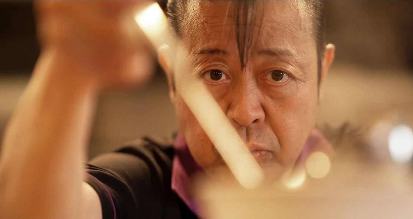 音楽に没頭する男性