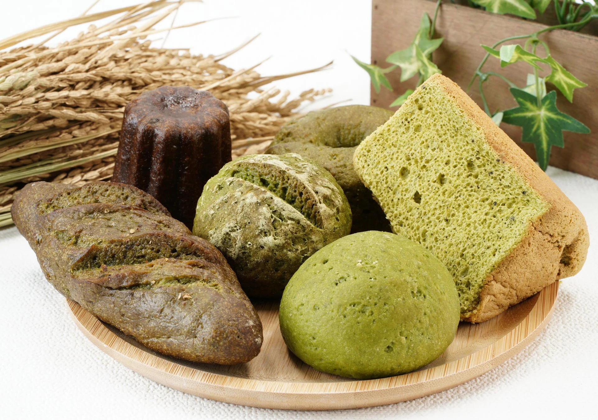 抹茶色のパンやスイーツが並ぶ様子