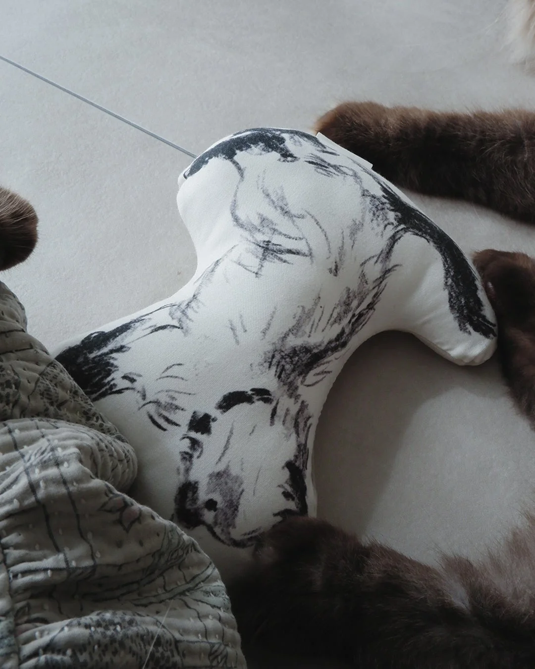 猫イラストが描かれたクッション