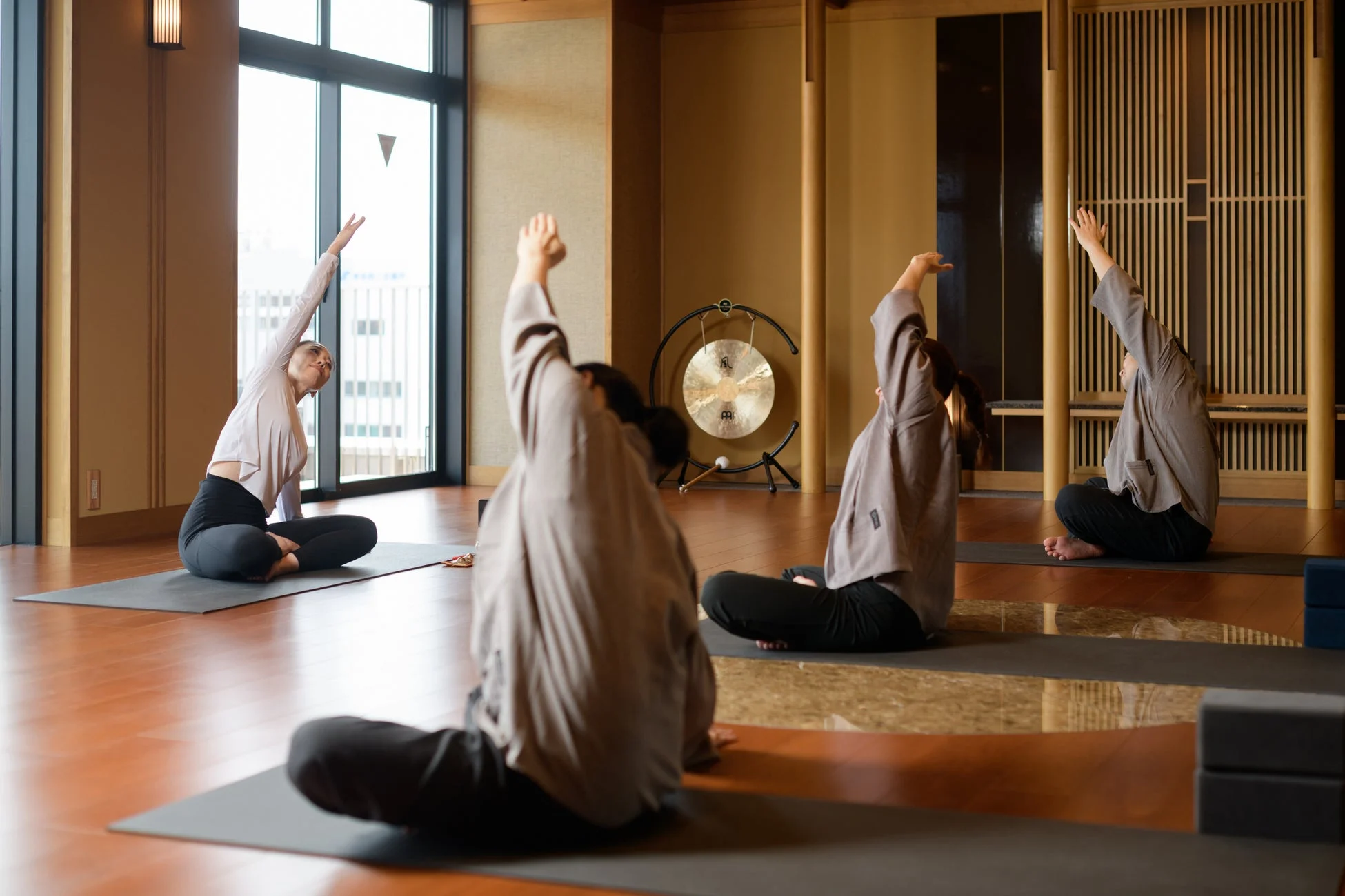 ヨガや瞑想を楽しむ人たち