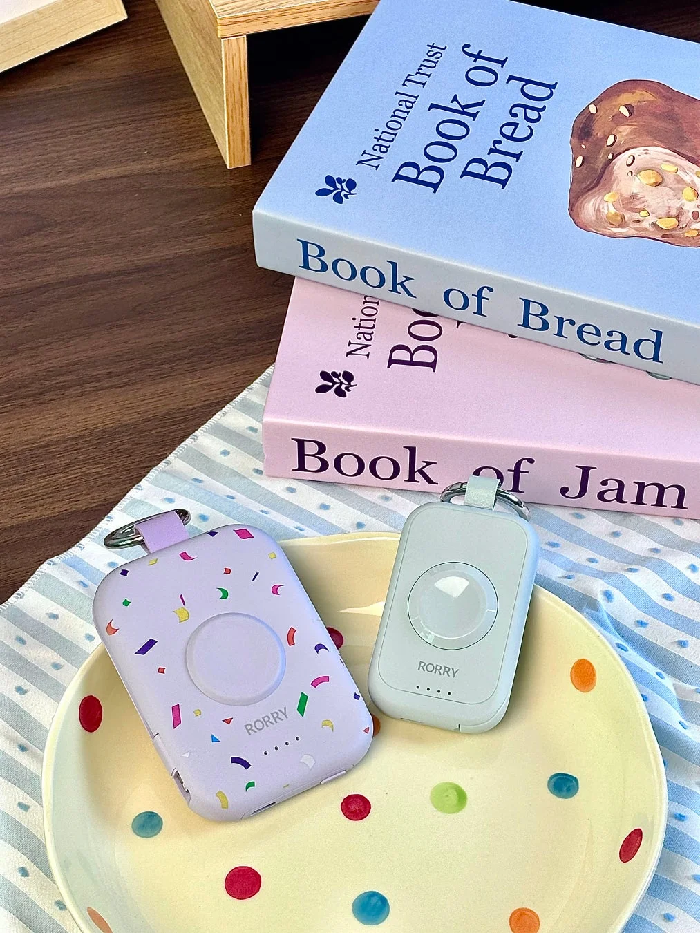 ポータブル充電器,ワイヤレス充電器,モバイルバッテリー,本,パン,ジャム,ライフスタイル,ガジェット,カラフル,水玉模様,ストライプ柄,木製テーブル,電子機器,パープル,白,コンフェッティ柄,ナショナルトラスト